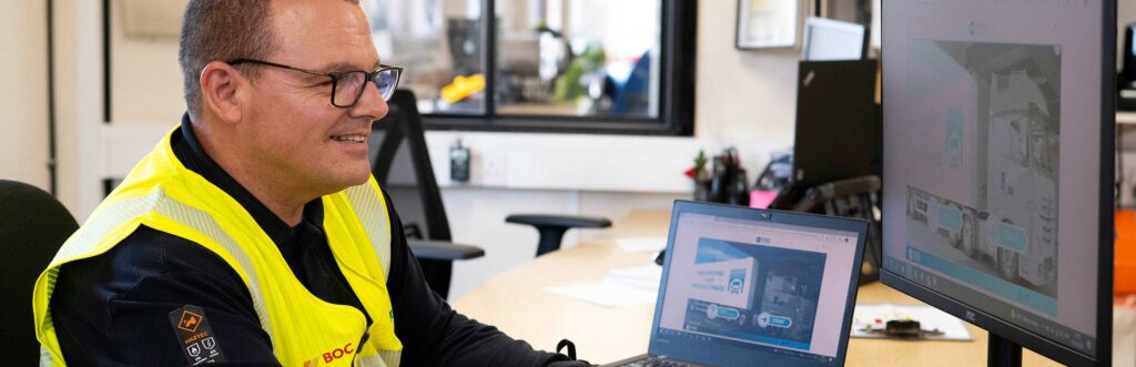 Man with high vis on a computer carrying out FORS Approved eLearning module